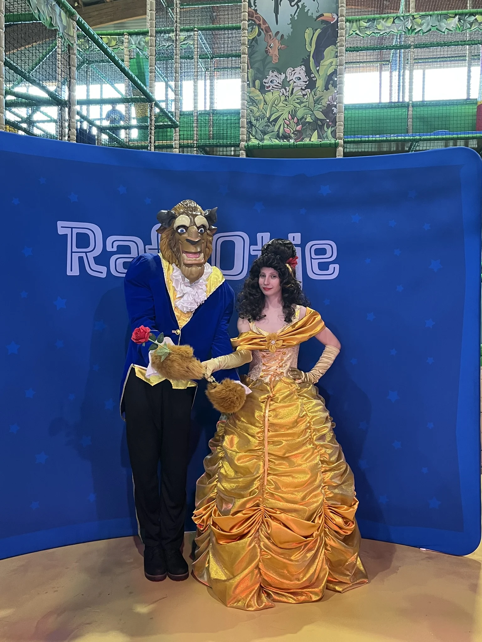 Belle en het Beest samen met de roos tijdens hun bezoek