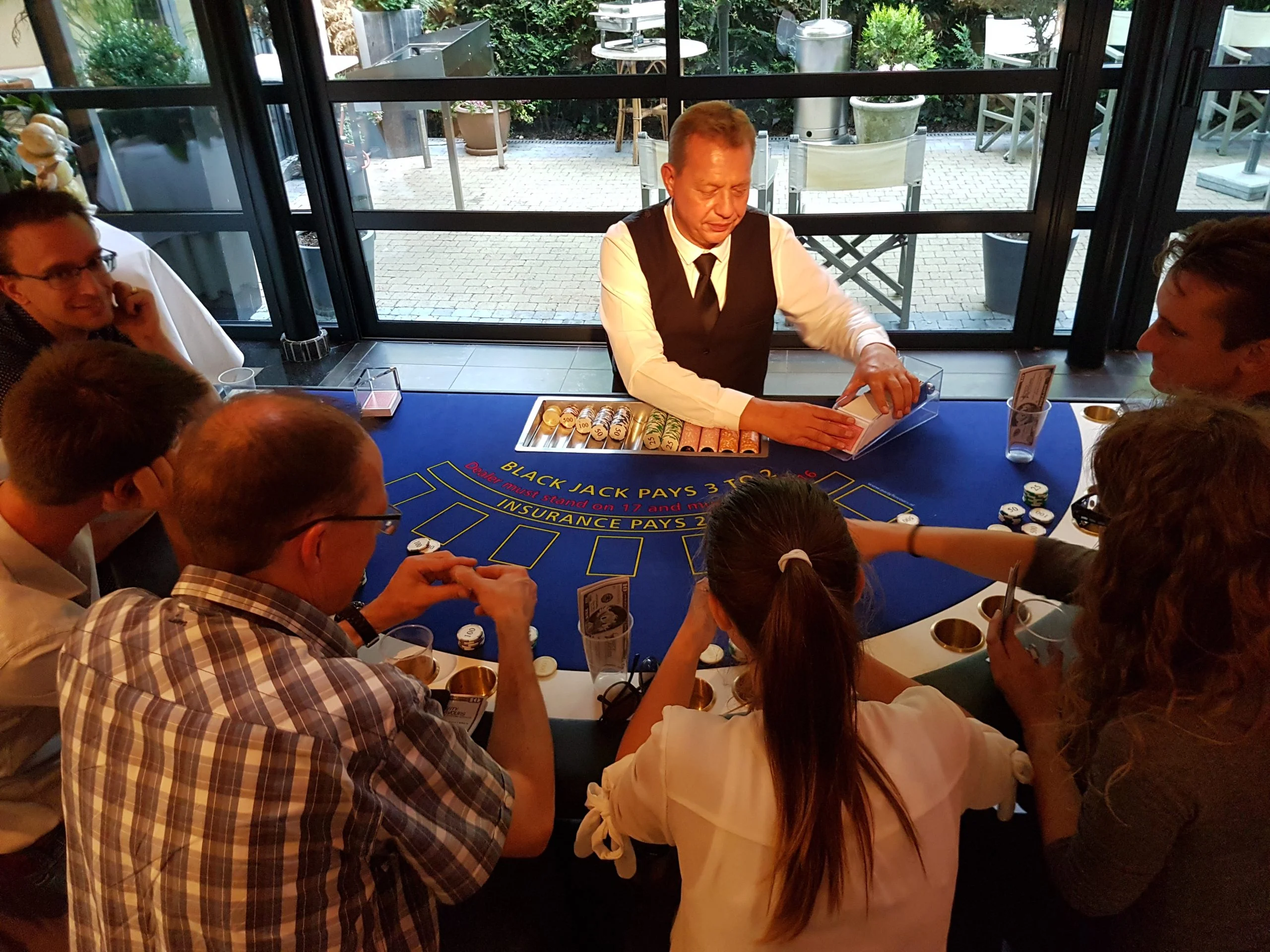 Een croupier begeleidt gasten rond de blackjacktafel tijdens het event