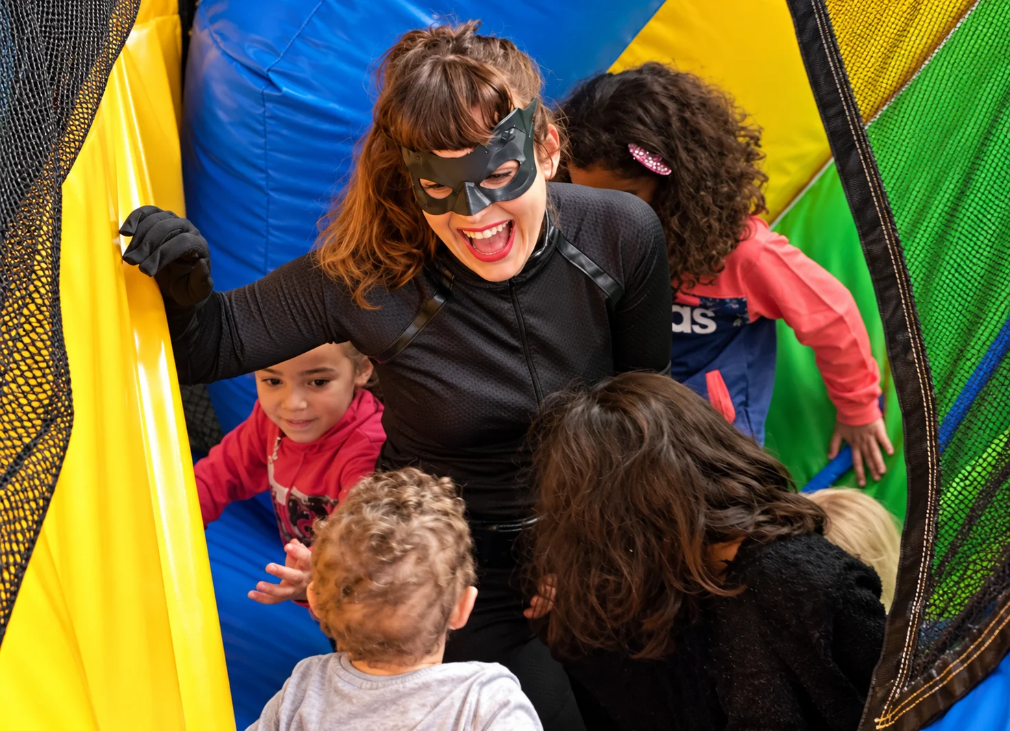 Catwoman speelt actief mee met de kinderen in de speeltuin