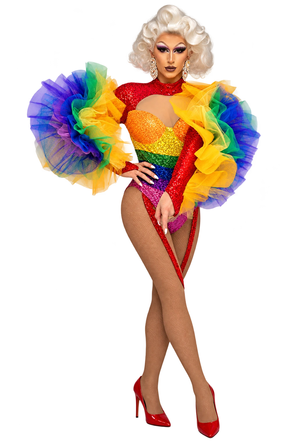 Dragperformer met witte pruik en kleurrijke regenboogmouwen