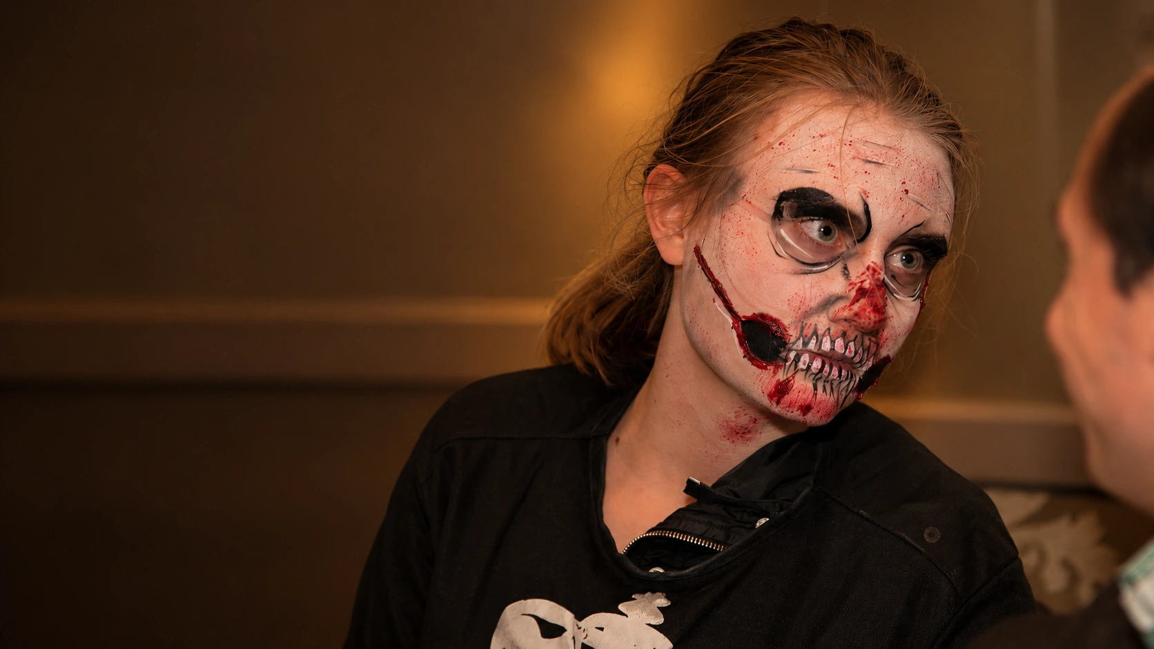 Theatrale schedelmake-up van een Factory 7-performer
