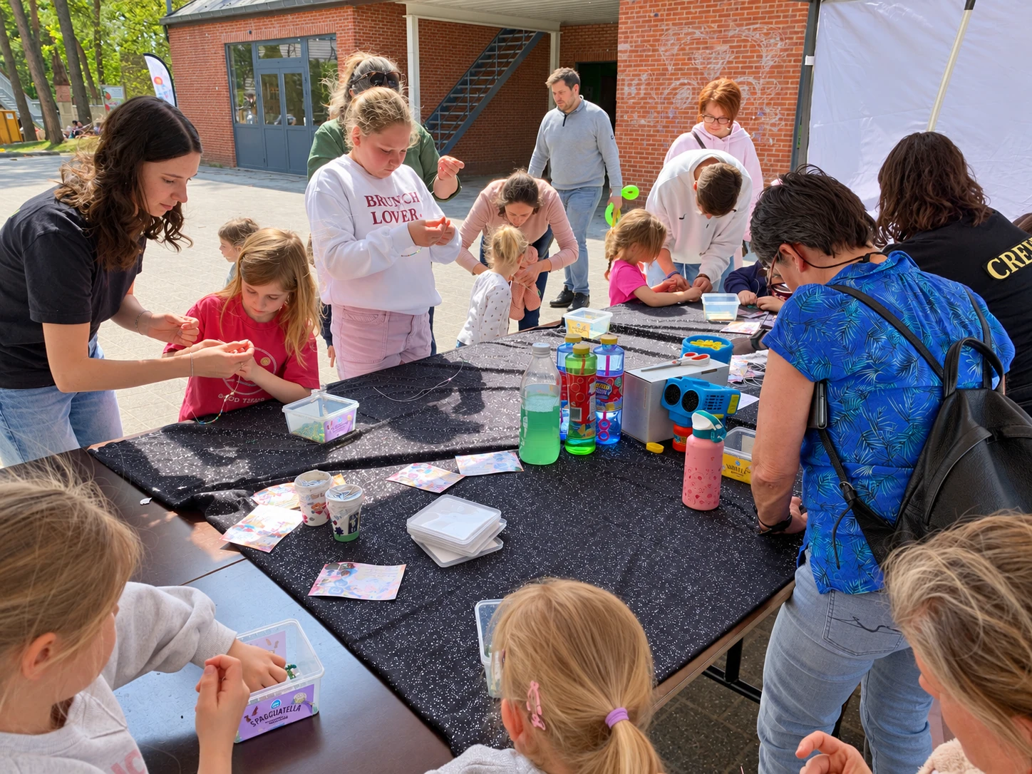 Kinderen tijdens een creatieve workshop