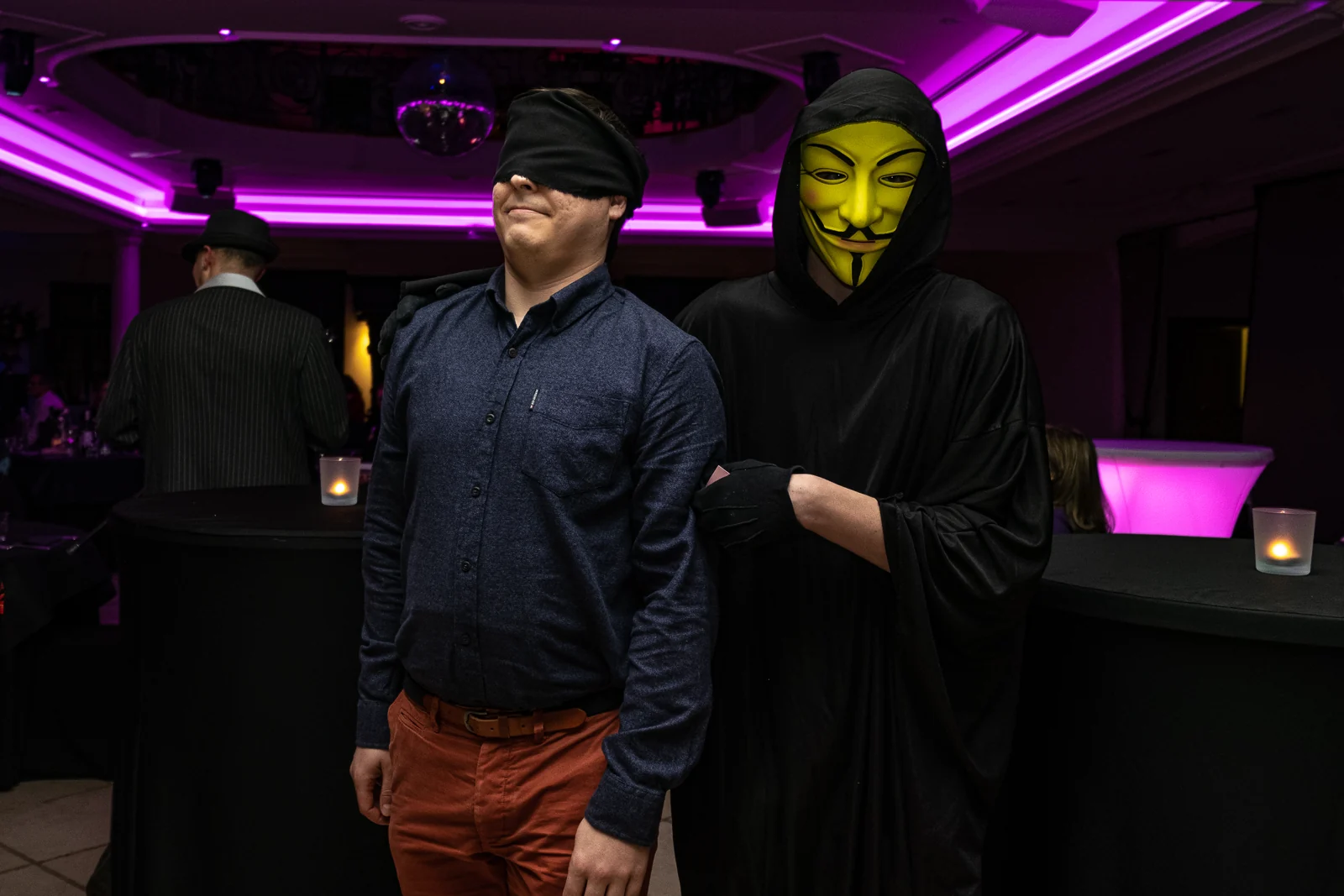 Hallow Dinner — een gast wordt betrokken in een scène met acteurs