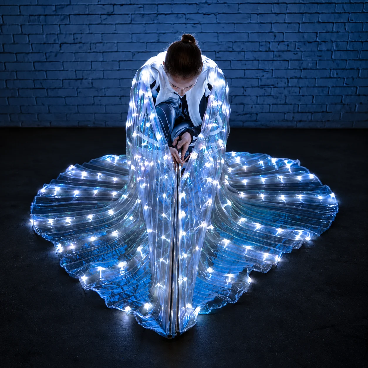LED-vlinder met witte en blauwe verlichte vleugels