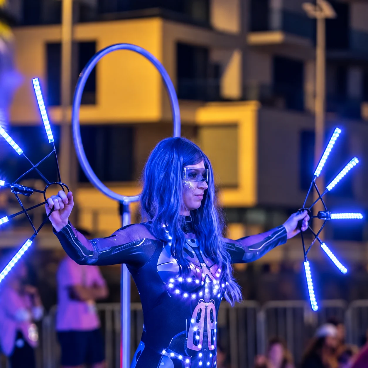 Performer met blauwe LED-waaiers in de echte eventomgeving