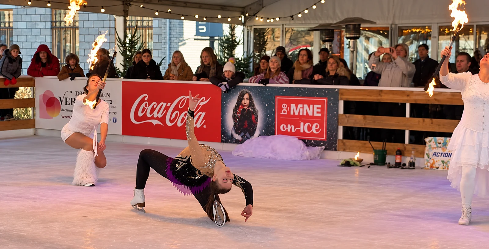 Kunstschaatsers en vuurperformers tijdens be-MINE on ICE