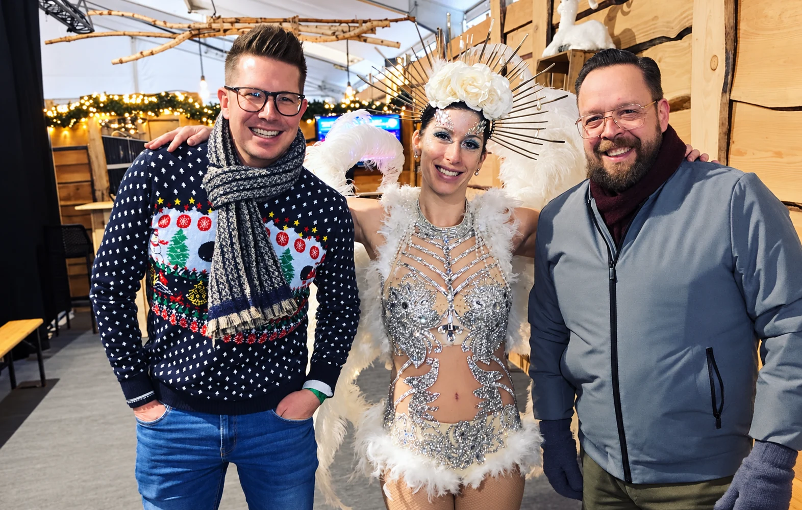 Een performer met de burgemeester en een andere aanwezige tijdens be-MINE on ICE
