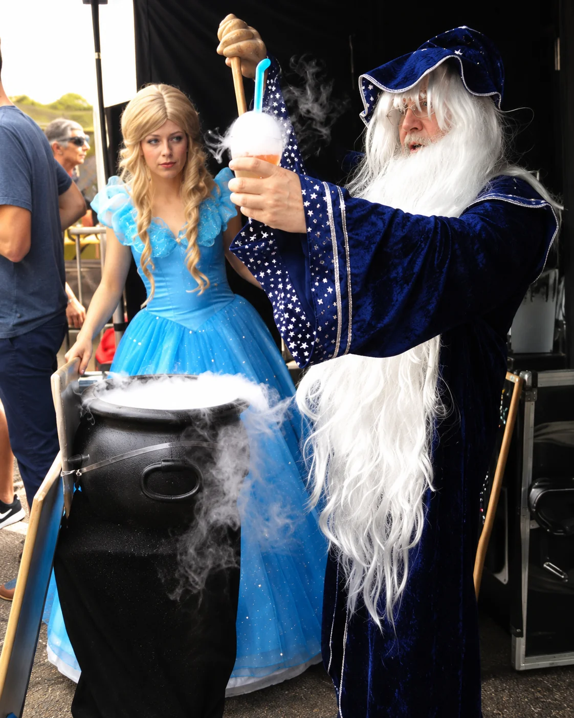 Een Mystic Bar-performer en een prinses bij het presenteren van een dampend drankje