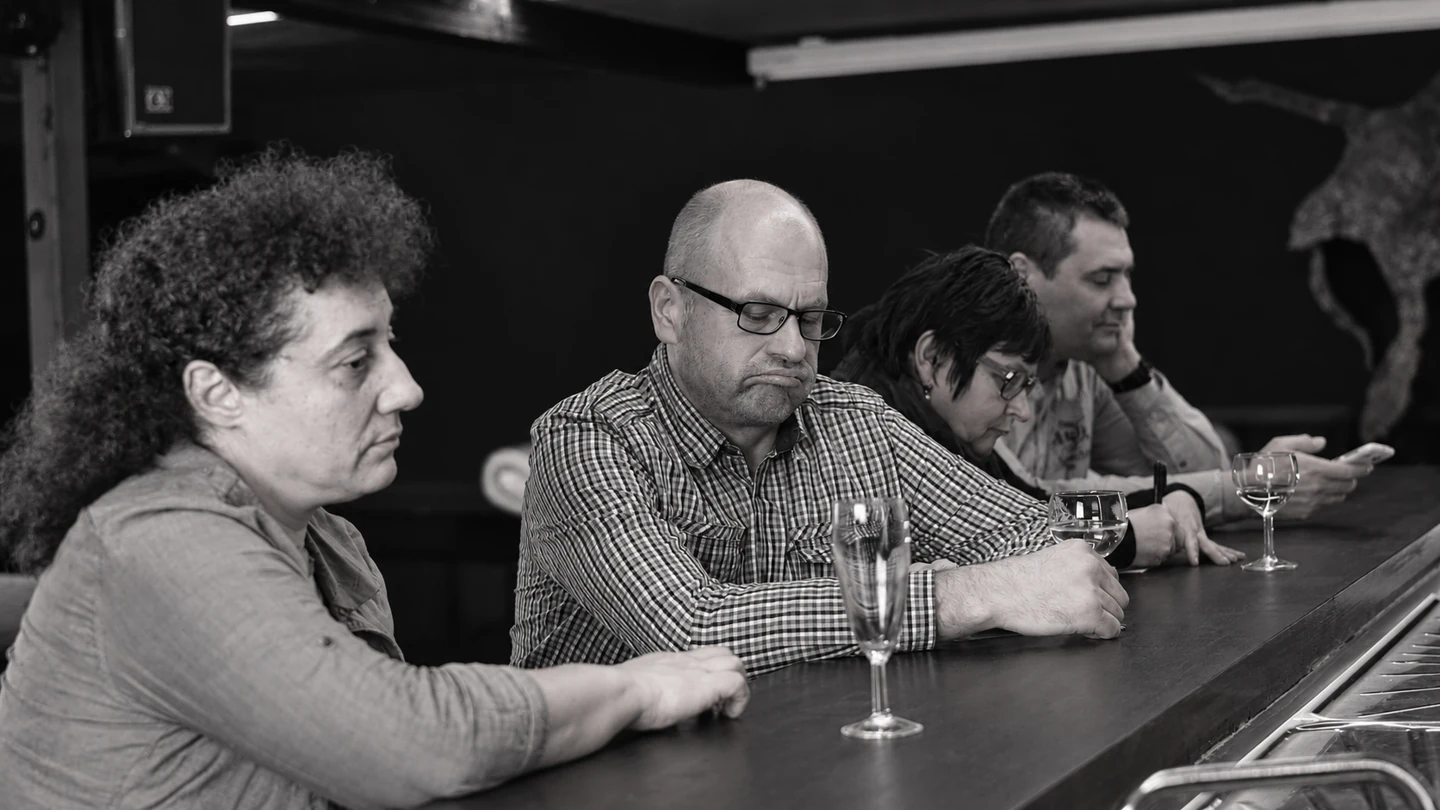 Een verveeld gezelschap aan de bar, vóór het Rescue Team hen komt ophalen