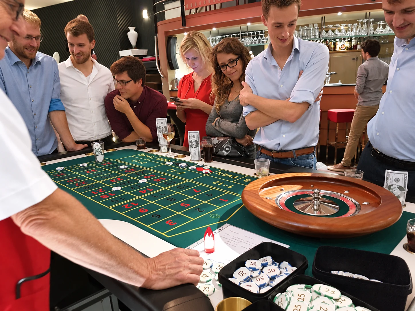 Casino Royale: gasten rond de speeltafel