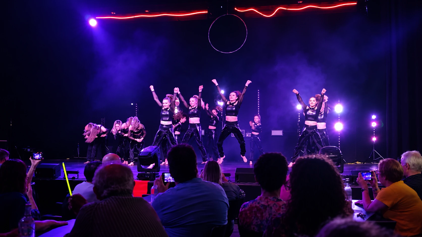 Dansers tijdens een echte groepschoreografie op een bescheiden podium