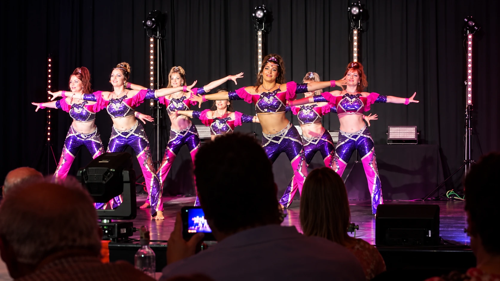 Dansers in kleurrijke kostuums tijdens een live optreden
