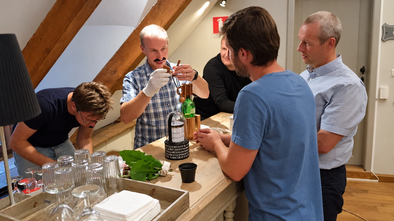Deelnemers werken samen aan een mobiele Escape 61-opdracht