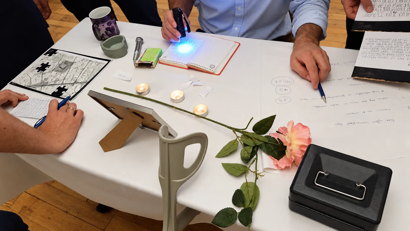 Puzzels en praktische materialen op de escapetafel