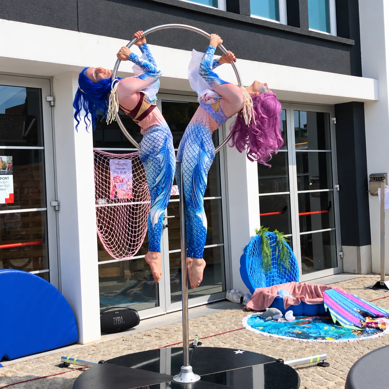Twee echte Lollypop-performers in zeemeerminkostuums tijdens een hoepelact
