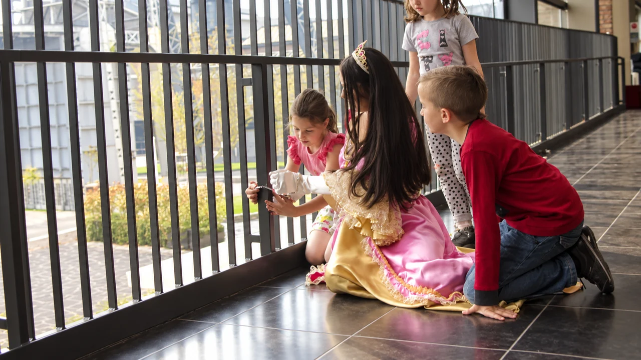 Kinderen verkennen samen met een prinses een aanwijzing tijdens Wonderbron
