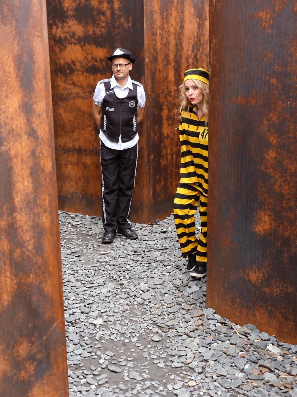 Wonderbron-personages in een doolhof van hoge wanden