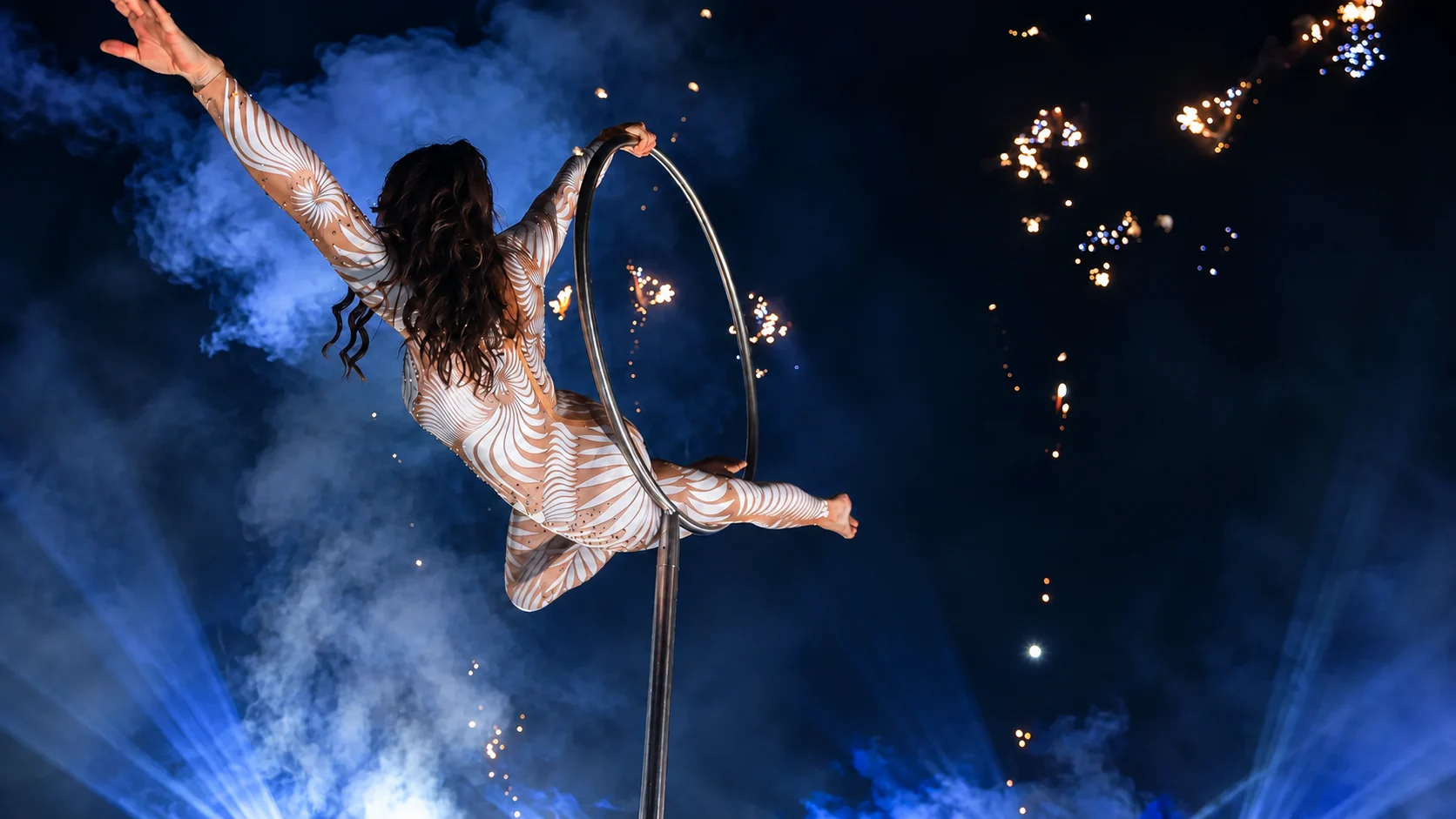 Lollypop-performer in een verlichte hoepel tijdens een avondact