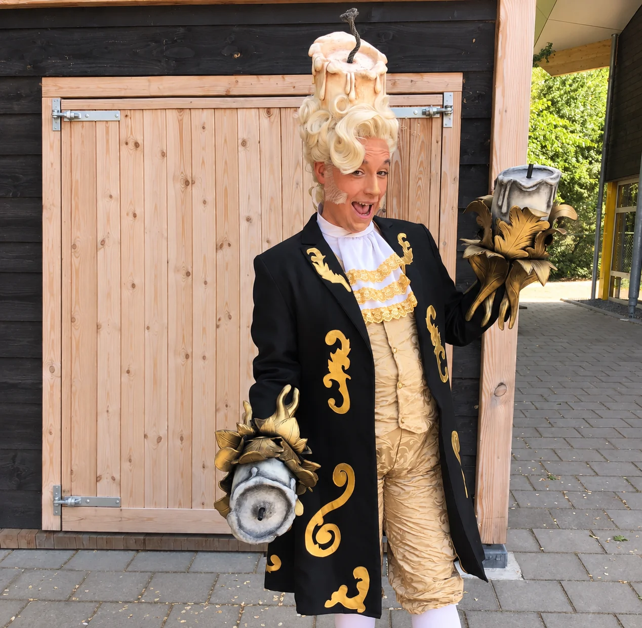 Lumière in zijn originele kaarsenkostuum bij de houten chalet