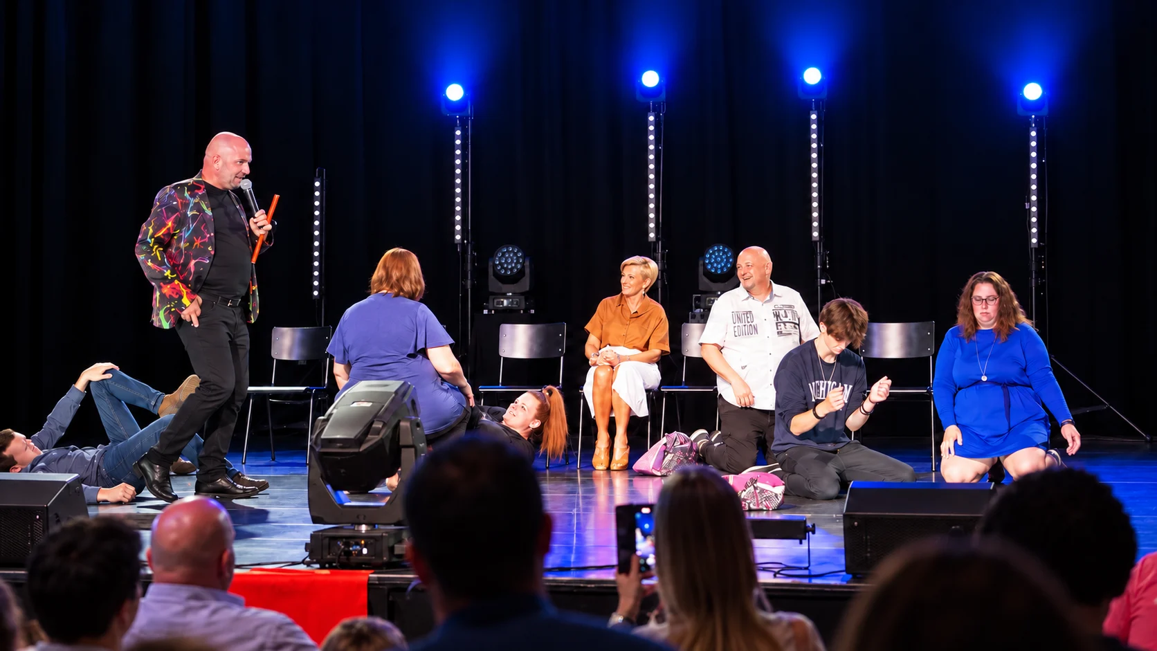 Hypnotiseur en deelnemers tijdens een echt podiumoptreden