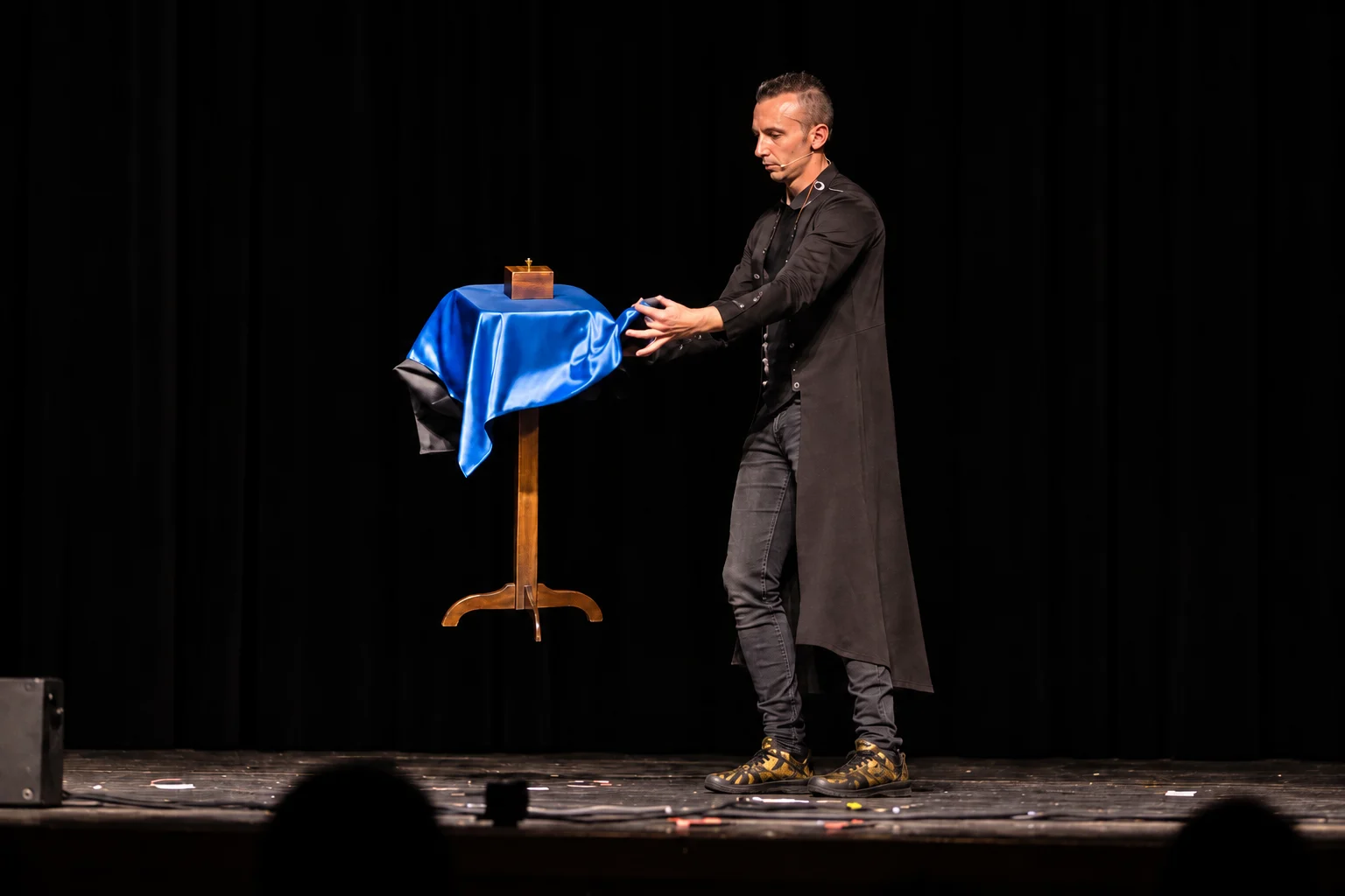 Goochelaar met een zwevende tafel in een echte eventruimte