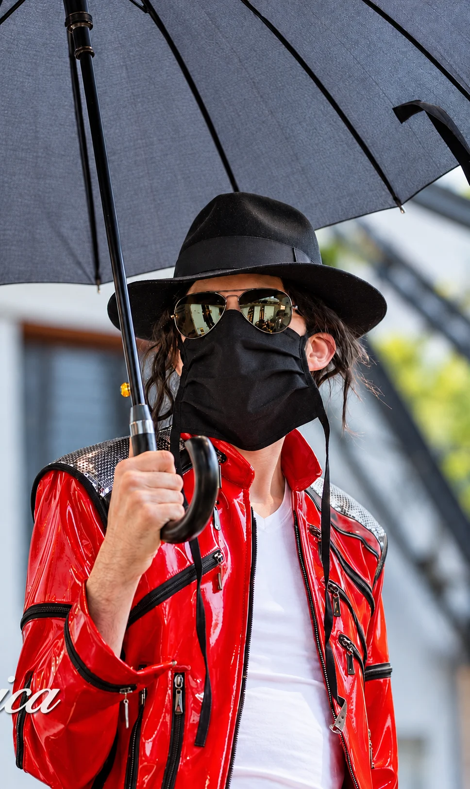 Michael Jackson-tributeperformer met hoed en paraplu