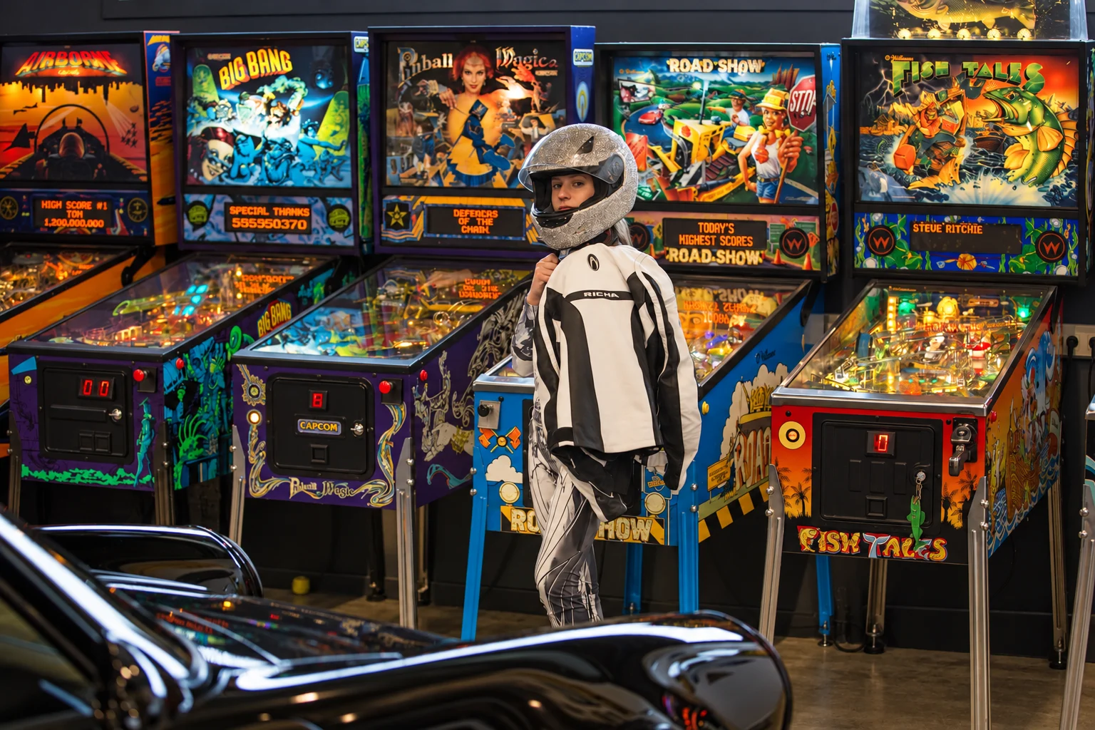 Race Legends met zilveren helm tussen de flipperkasten