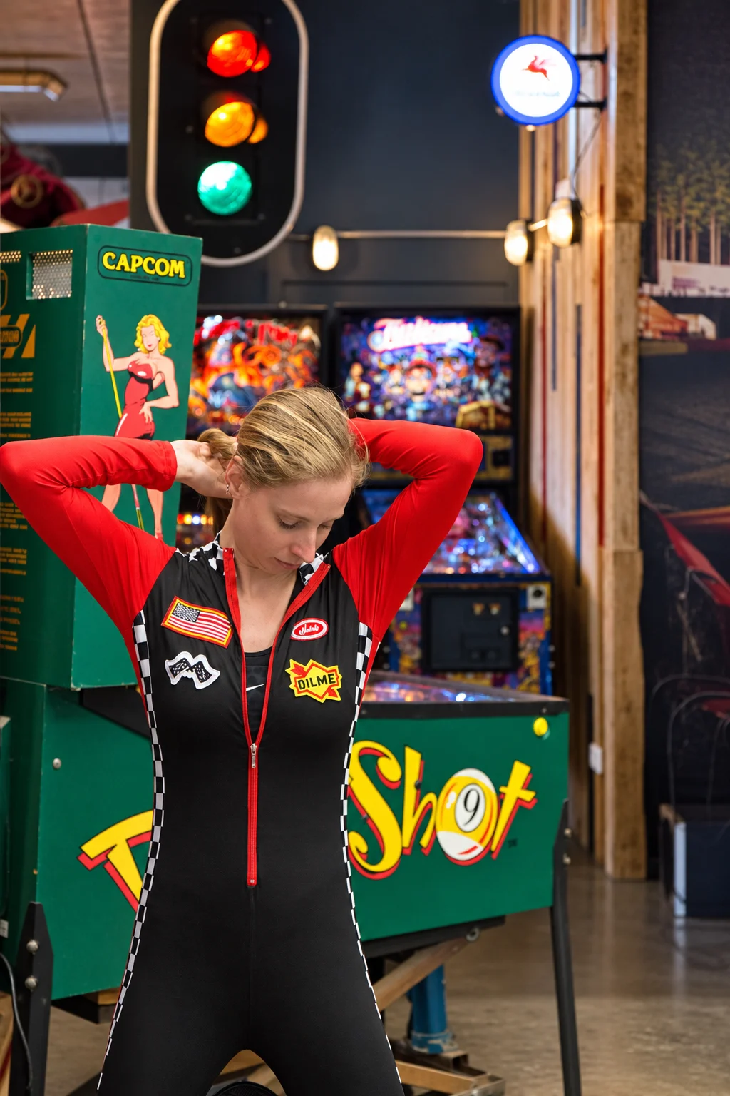Race Legends in rood-zwarte race-outfit bij de flipperkast