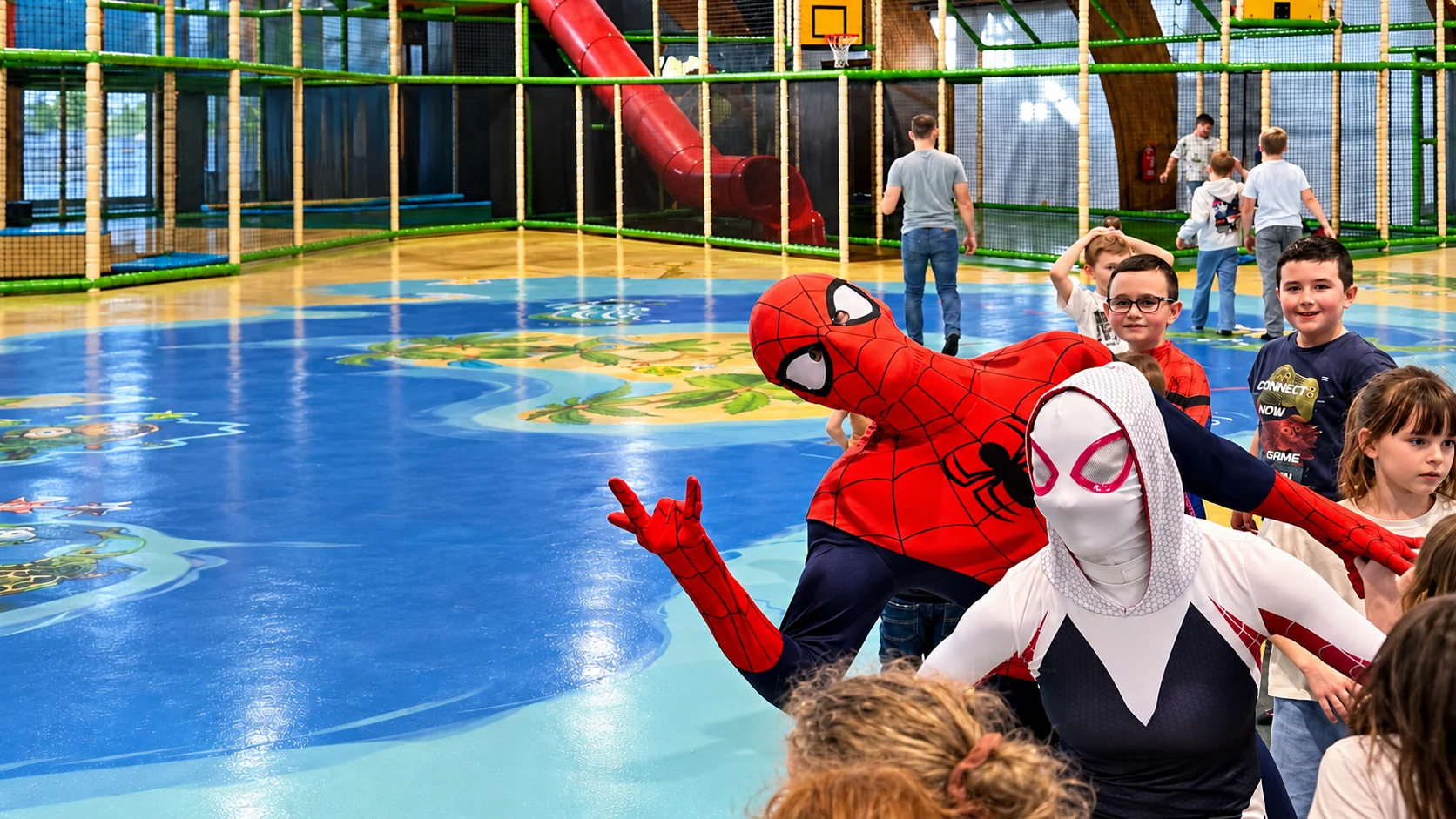 Spider-Man en Gwen samen tussen de kinderen in de speeltuin