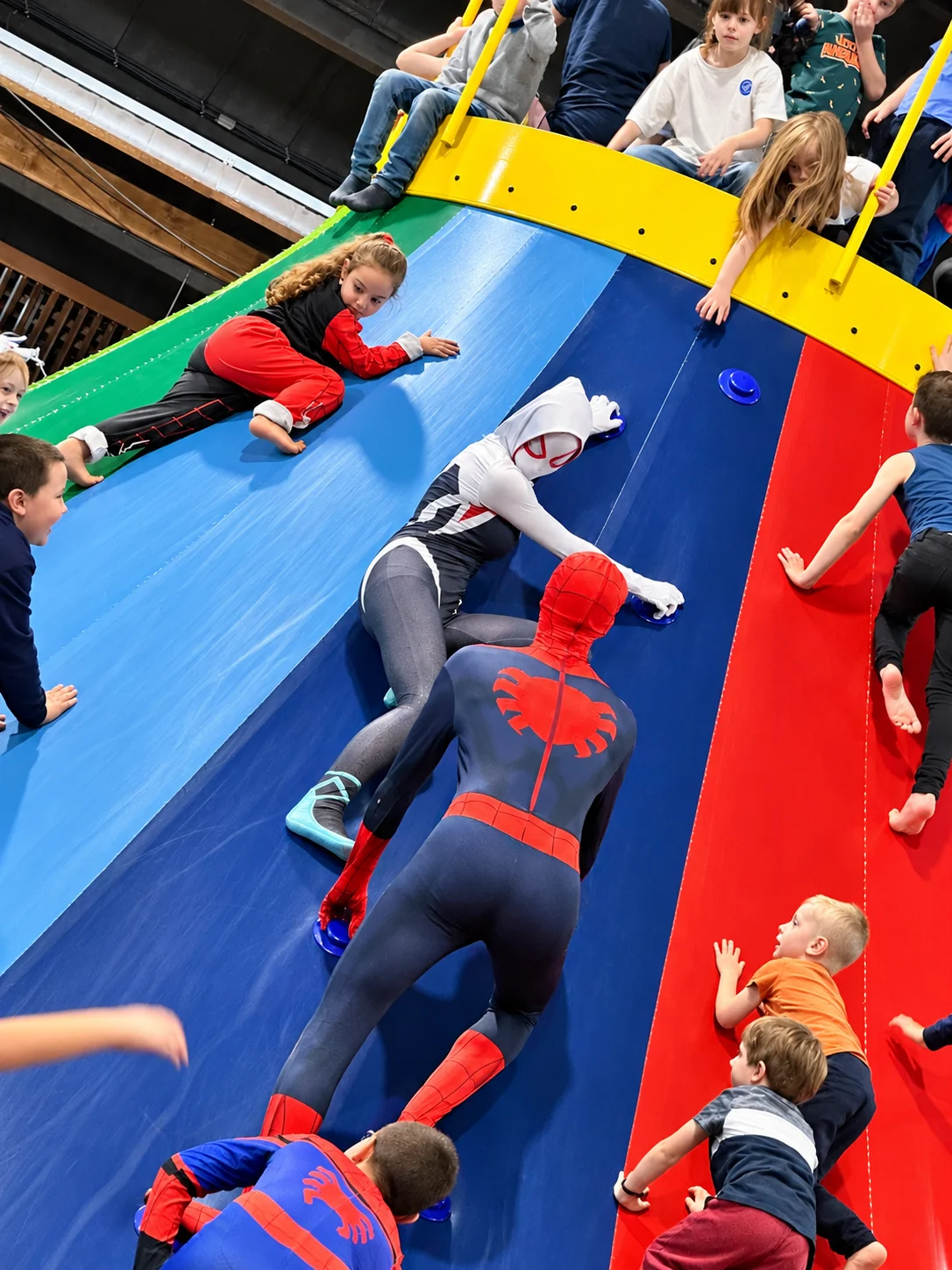 Spider-Man en Gwen klimmen samen met de kinderen