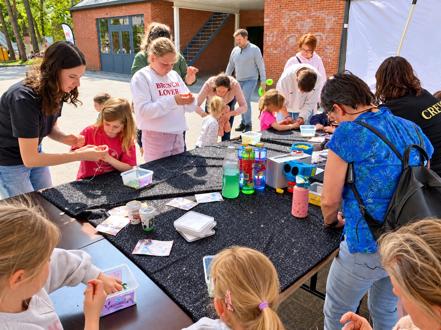 Deelnemers maken Cactus bellenblazers aan een lange workshoptafel